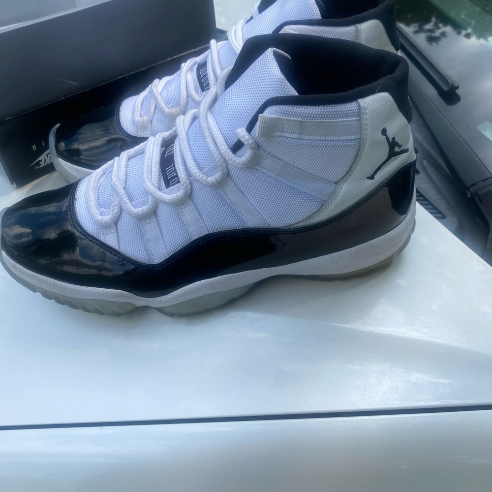 USED WITH BOX AIR JORDAN 11 SIZE 10